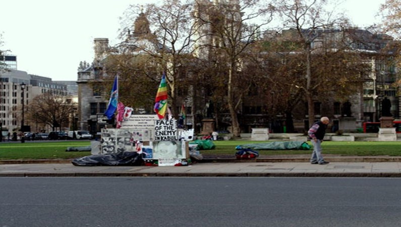 Одинокий протест против военных действий в Ираке перед Вестминстерским Аббатством.