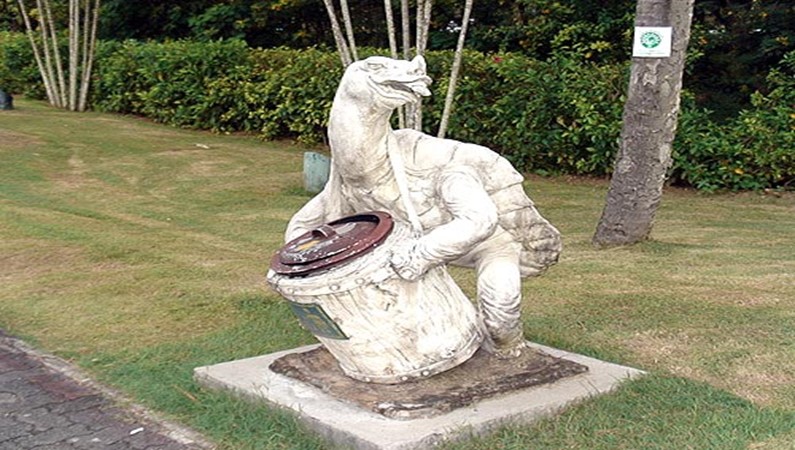 Эта скульптура - мусорное ведро находится почти у входа на территорию отеля Мелиа Бали
