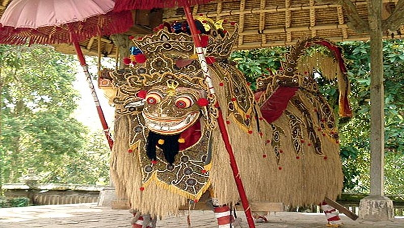 Фигура Быка в храме Пура Тама Аюн в Менгви