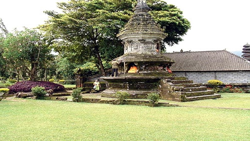 Буддийская пагода в храме Пура Улун Дану на озере Братан