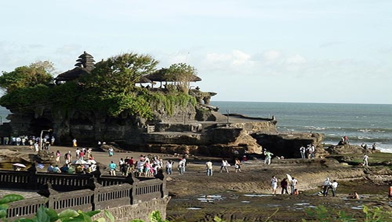 Храм Танах Лот - один из самых популярных туристких объектов Бали