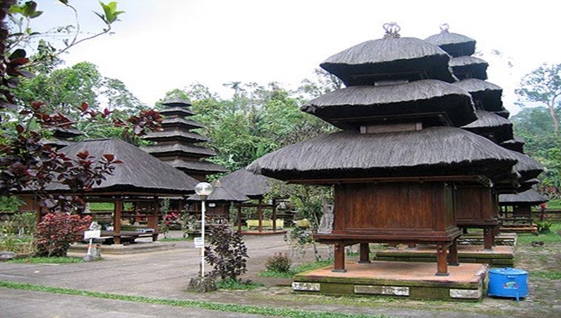 Храм Пура Лухур Батукау, посвященный божеству Санг Хьянг Тамуву - `Взращивающему деревья`