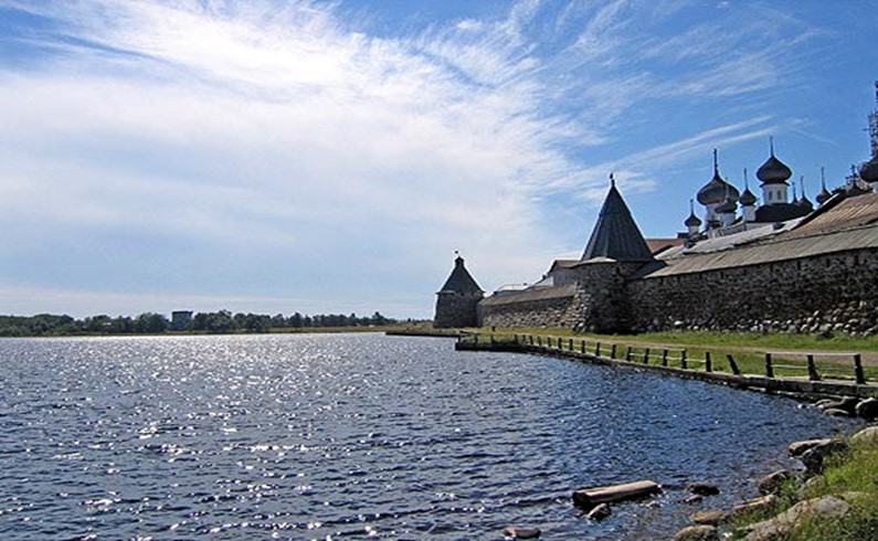 Вид на Соловецкий кремль со стороны Святого озера