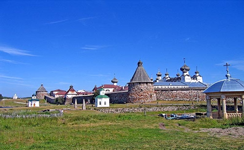 Вид на Никольскую башню и часовню, установленную на месте старого монастырского кладбища