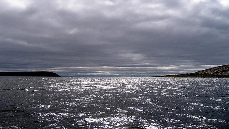 Иногда воды Белого моря выглядят зловеще( темпереатура воды меньше 6 градусов )