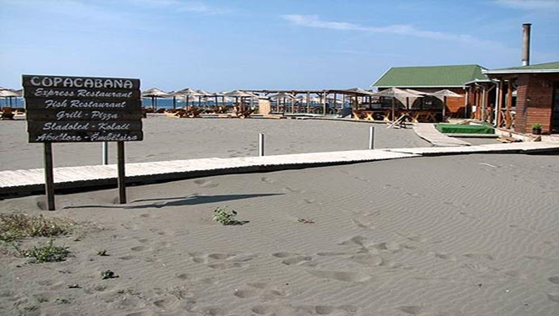 Пляж с лечебным песком у границы с Албанией протяженностью 13 километров. Капакабана.