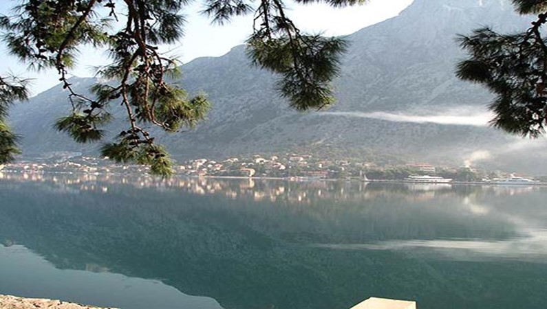 Боко – Которский залив (это полное название) по истине жемчужина Черногории. И хорошо, что отправились в него утром. Над заливом дымка, тишина и спокойствие воды, не столь оживленное движение. 