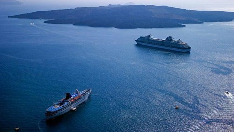 Круизные корабли и вулкан Nea Kameni на заднем плане.
Санторини, Греция.
