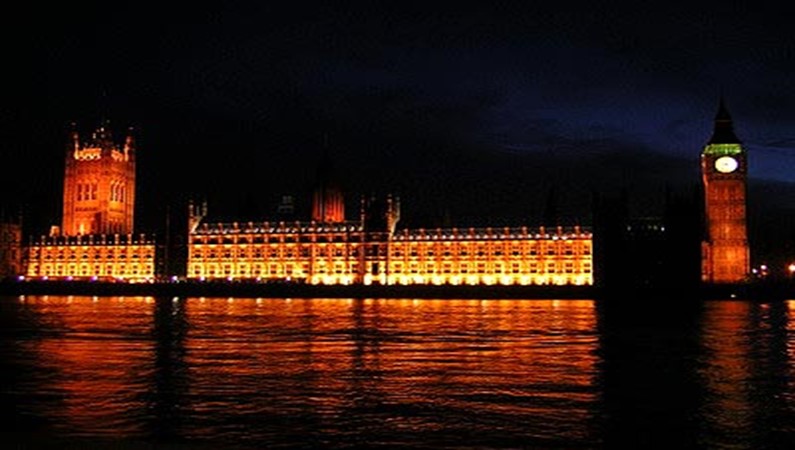 Парламент в ночную смену