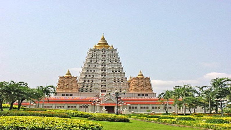 Храм нынедействующего короля около Паттайи
