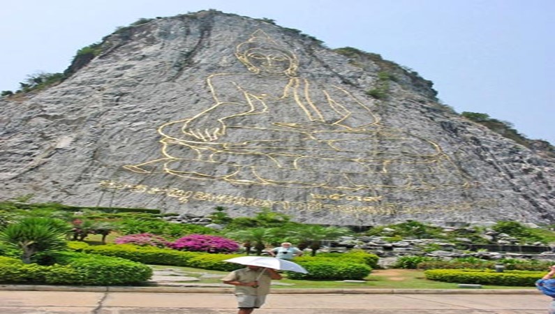 На это изображение Будды залото собирал весь Таиланд
