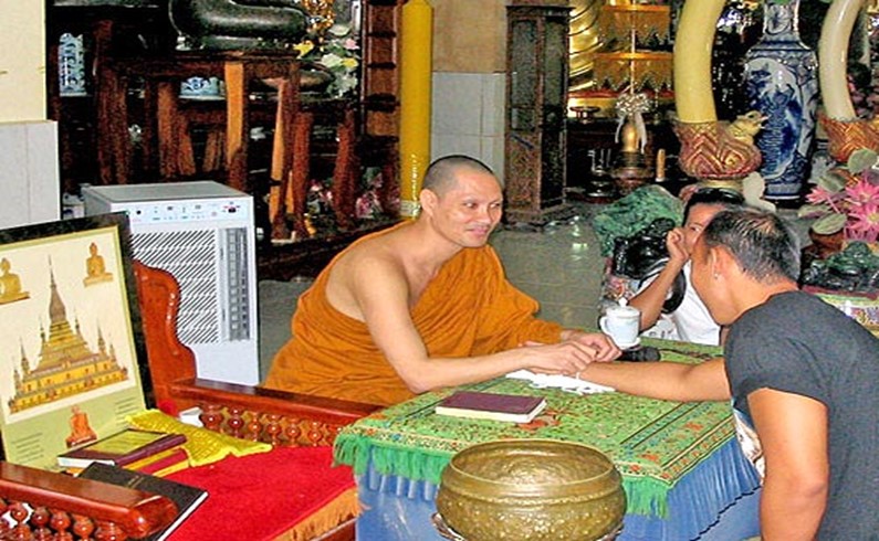 В храме в Чантабурри можно получить благославление от монаха и повязать на удачу оберег на руку. Помогает, проверено