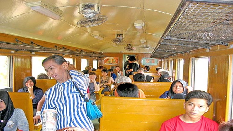 В поезде поп пути в Канчанабурри