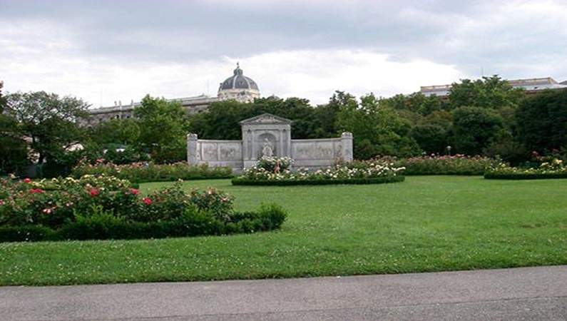 Парк рядом с императорским дворцом Хофбург