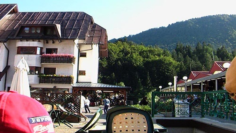 В Тарвизо: справа - известный вещевой рынок, на заднем плане Альпы.