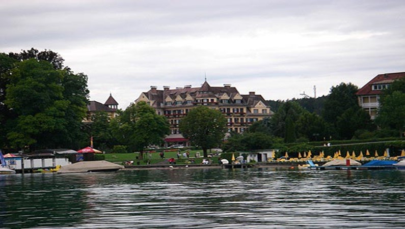 Гостиница Каринтия на набережной Вельдена, вид с озера Вортерзее.