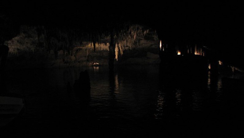 Пещера Drach в Портокристо (подземное озеро)