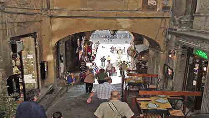 Эта арка ведет на Пьяцца дель Кампо - самую красивую площадь Италии ( по мнению автора )