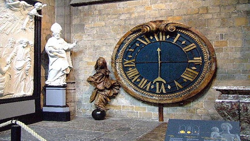 Монс. Часы в церкви Св. Вальтруды напоминают о бренности бытия