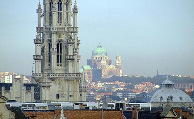 Брюссель. Сторожевая башня Ратуши и Базилика Сакре-Кёр