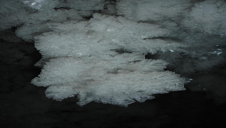 Якутск. Институт мерзлотоведения. Кристаллы льда в подземной лаборатории