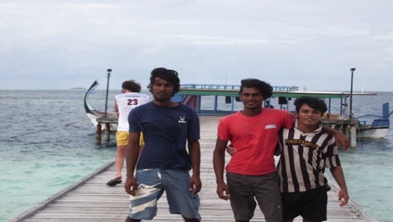 Простые мальдивские парни