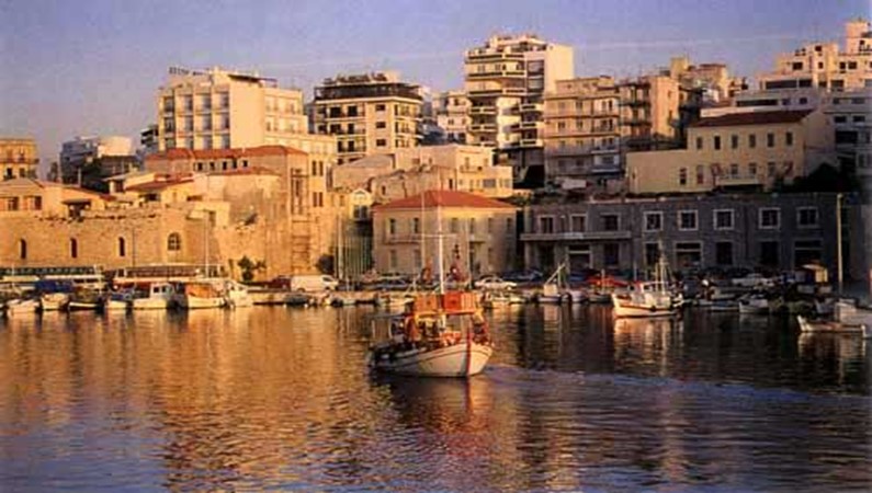 Старая гавань Ираклеона - столицы Крита- в лучах заходящего солнца