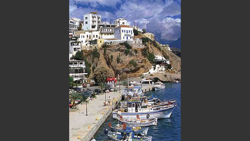 Причудливая гавань Агия Галини, знаменитое туристическое место, облегающее сколны холма, лежащего у гавани