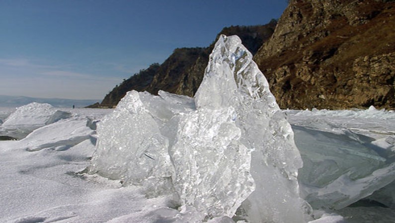 Лед и скалы около берега Байкала