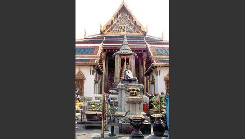 За входом в средний двор королевского дворцового комплекса (Таиланд, Бангкок) посетителей встречает Будда в сари одного из трех цветов, соответствующих трем погодным сезонам Таиланда. Сари (при наступлении нового сезона) имеет право менять только король