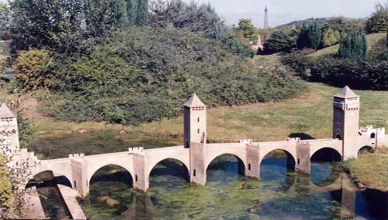 Парк «Франция в миниатюре» - Мост Valentre, Пиренеи.