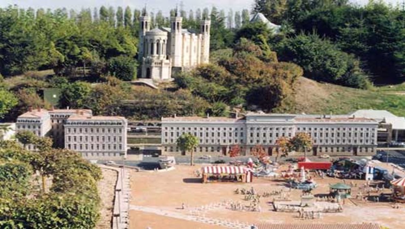 Парк «Франция в миниатюре» - площадь Bellecour в Лионе