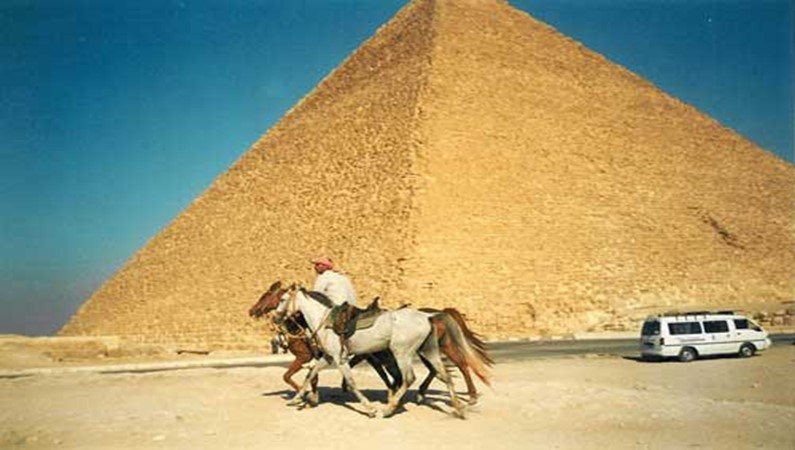 Пирамиды Гизы
(к рассказу «Египетская сказка»)