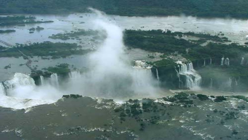 Бразилия. Водопады Игуасу с вертолёта