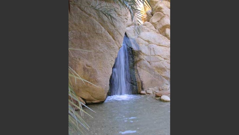 Голубой водопад в тунисском оазисе