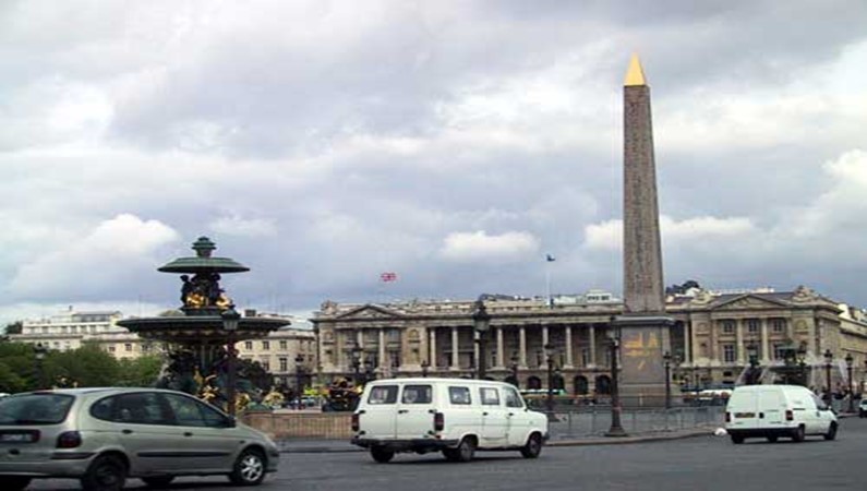 Площадь Конкорд с красивейшим фонтаном и стеллой, которую Напполеон привез из Египта.