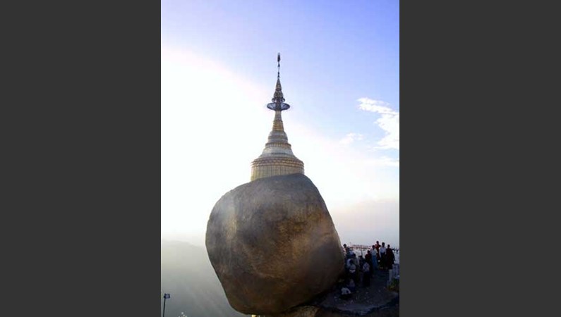 Golden Rock - одна из трех буддийских святынь Бирмы