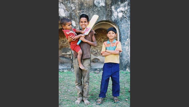 Дети с крикетной битой. Крикет - самый популярный вид спорта в Индии