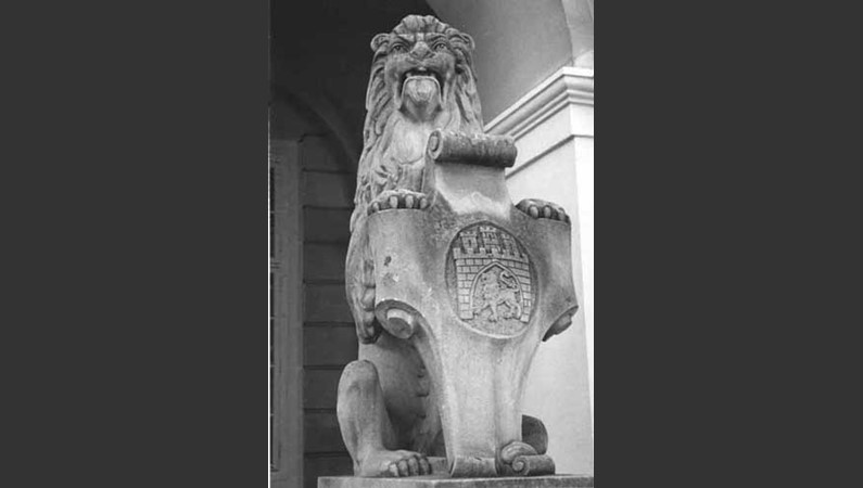 Лев с гербом города