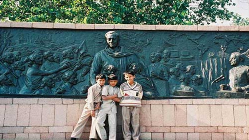 Будущее Индии. Дели. Индийские дети на фоне памятника Радживу Ганди
