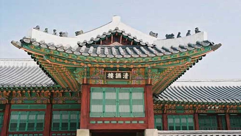 Корея. Крыша буддистского храма Наксанса