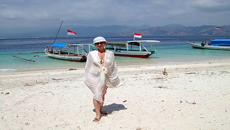Индонезийцы этот песок называют белым. На мой взгляд, он вовсе не белый и очень даже грязненький. Позади меня плав средства, на которых осуществляется переправа и иной выход в океан