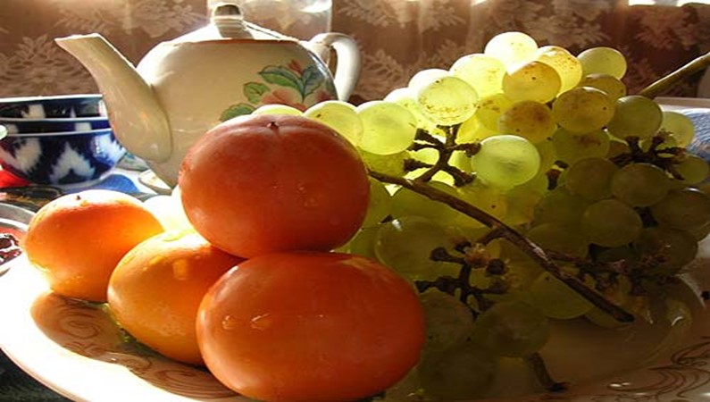 Чай и фрукты – вот свежее угощение сельского дома для ранних готей.