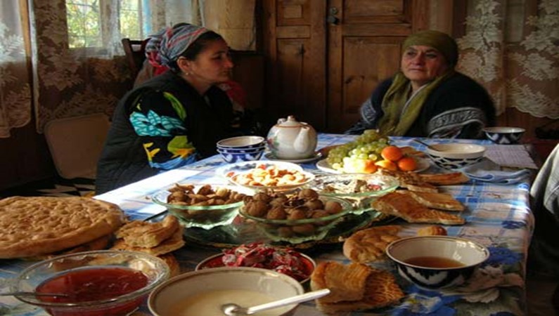 Гостям в доме Акрамовых всегда рады. Каждому туристу предложат пиалу горячего чая и прогретые
орехи.