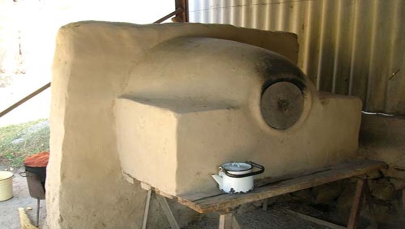 Эта печь – «тандыр», именно в нем Парида печет знаменитые хумсанские лепешки.