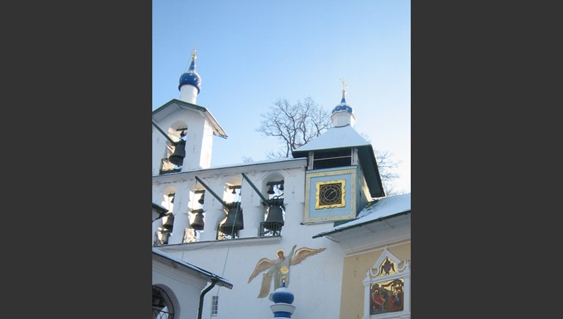 Псково-Печерский монастырь. Ангел на звоннице.