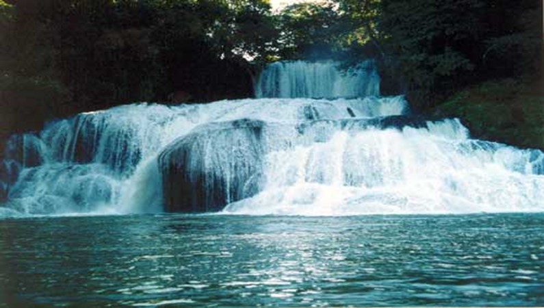 Водопад на Усумасинте в районе Пьедрас-Неграса