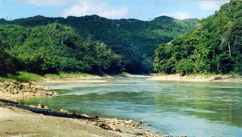 Река Усумасинта недалеко от Пьедрас-Неграса. Слева - Мексика, справа - Гватемала