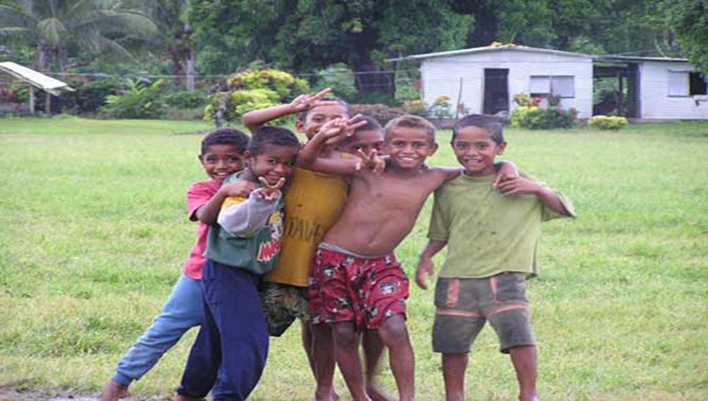Фиджийские дети очень фотогеничны и моментально группируются перед камерой... Их даже просить об этом не надо.