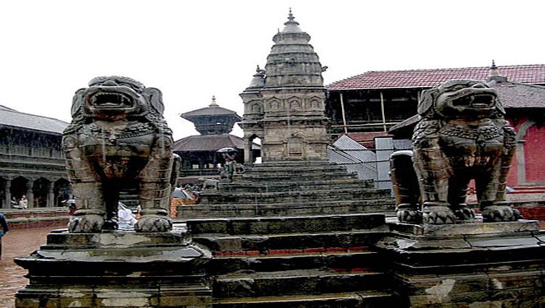 Каменные львы на дворцовой площади Бхактапура - символ Непала 